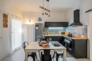 une cuisine avec une table et des chaises dans une cuisine dans l'établissement Leonardò, non solo mare, à Nardò