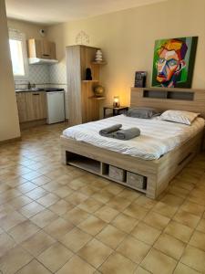 Kuchyňa alebo kuchynka v ubytovaní Appartement - les jardins de Cybèle - Gréoux-Les-Bains