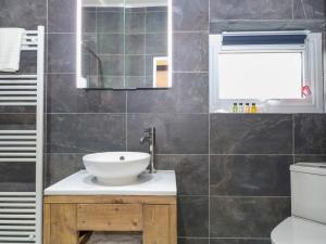 Vannituba majutusasutuses Calvin's Cottage