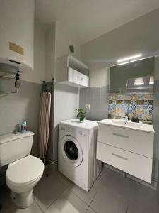 Koupelna v ubytování Charmant appartement cosy, terrasse proche des pistes et du centre du village - WIFI gratuit