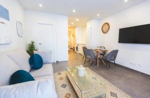 a living room with a white couch and a table at Flores de Cordoba Gitanilla 2 in Córdoba