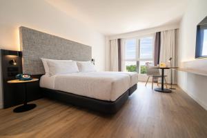 INNSiDE by Meliá Madrid Valdebebas客房内的一张或多张床位