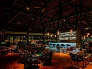 Ein Restaurant oder anderes Speiselokal in der Unterkunft Vinpearl Resort & Spa Phu Quoc 