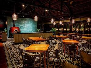 Ein Restaurant oder anderes Speiselokal in der Unterkunft Vinpearl Resort & Spa Phu Quoc 