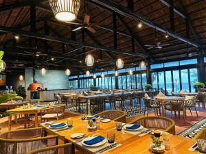 Ein Restaurant oder anderes Speiselokal in der Unterkunft Vinpearl Resort & Spa Phu Quoc 