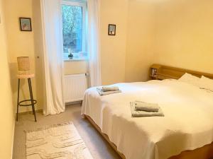 um quarto com uma cama com duas toalhas em Miller Kunterbunt em Edewecht