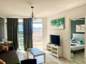 un soggiorno con un divano e una televisione di torry de yomely sea view a Playa de las Americas