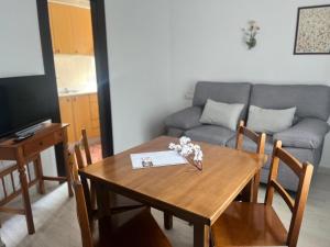 a living room with a wooden table and a couch at El Palaero in La Alberca