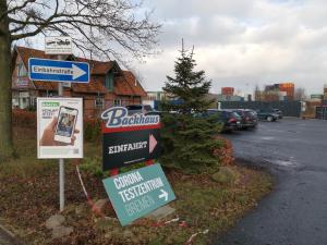 ブレーメンにあるRoatel Bremen A281 my-roatel-comの駐車場の前にあるたくさんの看板