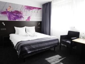 Łóżko lub łóżka w pokoju w obiekcie B&B HOTEL Bytom