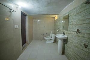 حمام في Royal Jaisalmer Resort with Swimming Pool