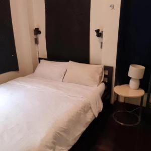 Dreamcatcher Bangkok客房内的一张或多张床位