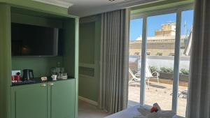 TV a/nebo společenská místnost v ubytování King Charles Hotel