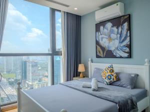 ハノイにあるQMP - Vinhomes Skylakeのベッドと大きな窓のある寝室 +95枚の写真