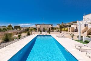 una piscina frente a una casa en Villa Tina Maria by BarbarHouse, en San Pietro in Bevagna