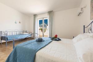 Un dormitorio con una cama con un sombrero encima. en Villa Tina Maria by BarbarHouse, en San Pietro in Bevagna 56 fotos más