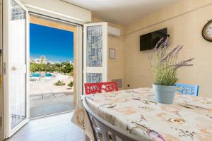 Un comedor con mesa y vista al mar. en Villa Tina Maria by BarbarHouse, en San Pietro in Bevagna