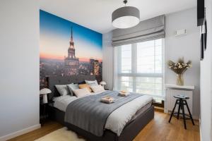 Posteľ alebo postele v izbe v ubytovaní Luxury 2-bedroom Penthouse Warsaw Skyline 15m terrace, garage, gym, rooftop & only 500 m to METRO