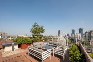 Balkón alebo terasa v ubytovaní Luxury 2-bedroom Penthouse Warsaw Skyline 15m terrace, garage, gym, rooftop & only 500 m to METRO
