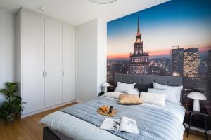 Posteľ alebo postele v izbe v ubytovaní Luxury 2-bedroom Penthouse Warsaw Skyline 15m terrace, garage, gym, rooftop & only 500 m to METRO