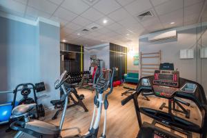 Posilňovňa alebo fitness centrum v ubytovaní Luxury 2-bedroom Penthouse Warsaw Skyline 15m terrace, garage, gym, rooftop & only 500 m to METRO