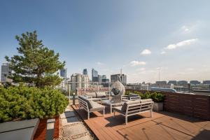 Balkón alebo terasa v ubytovaní Luxury 2-bedroom Penthouse Warsaw Skyline 15m terrace, garage, gym, rooftop & only 500 m to METRO