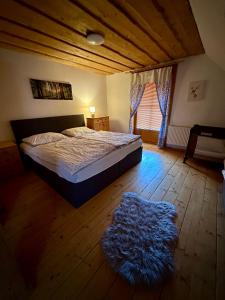 A bed or beds in a room at Zrub Liptovec Még 37 kép