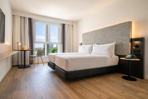 INNSiDE by Meliá Madrid Valdebebas客房内的一张或多张床位
