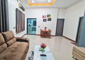 a living room with a couch and a table at Chanita Resort Soidao in Ta Mun Nua