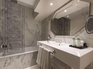 Salle de bains dans l'établissement Le Louis Hotel Versailles Château - MGallery Collection