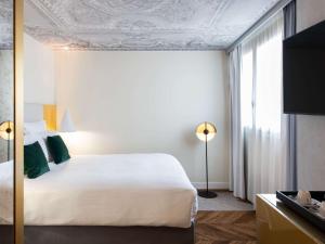 Un ou plusieurs lits dans un hébergement de l'établissement Le Louis Hotel Versailles Château - MGallery Collection