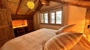 Katil atau katil-katil dalam bilik di Chalet by the River in Gstaad With Sauna