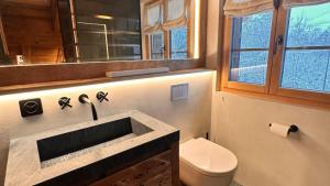 Bilik mandi di Chalet by the River in Gstaad With Sauna