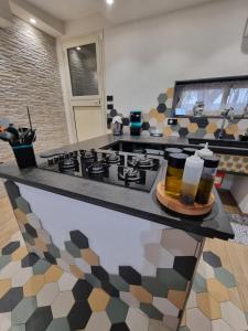 Una cocina con estufa y dos vasos de cerveza. en OpenSpace in Villa Serroni Mazara, en Mazara del Vallo