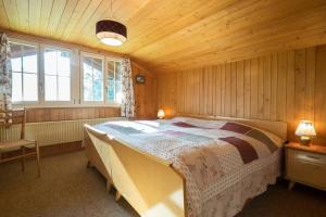 Ένα ή περισσότερα κρεβάτια σε δωμάτιο στο Gstaad Duplex Flat - Amazing Lake Chalet with pond