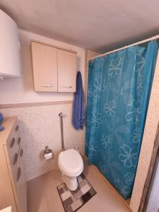 baño con aseo y cortina de ducha azul en OpenSpace in Villa Serroni Mazara, en Mazara del Vallo 22 fotos más