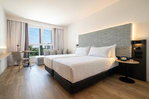 INNSiDE by Meliá Madrid Valdebebas客房内的一张或多张床位