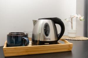 ミラノにあるGreen Roomのコーヒーメーカー、木製トレイのカップ2杯