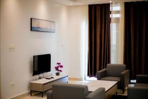 TV a/nebo společenská místnost v ubytování Laurus Apartments Kigali