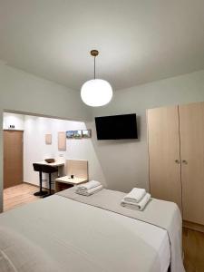 Postel nebo postele na pokoji v ubytování Hermes Central Suite