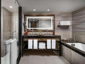 Um banheiro em Fairmont Chateau Whistler