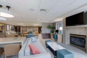 un soggiorno con divano e camino di Comfort Inn & Suites Boulder a Boulder