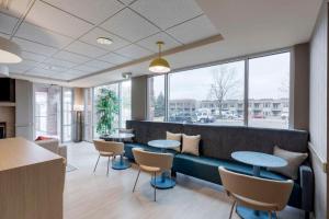 una sala d'attesa con panchina, tavoli e finestre di Comfort Inn & Suites Boulder a Boulder Altre 37 foto