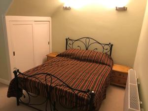 Ένα ή περισσότερα κρεβάτια σε δωμάτιο στο Logement Montret