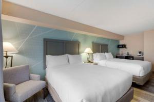 una camera d'albergo con due letti e una sedia di Comfort Inn & Suites Boulder a Boulder