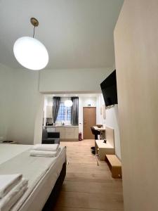 Postel nebo postele na pokoji v ubytování Hermes Central Suite