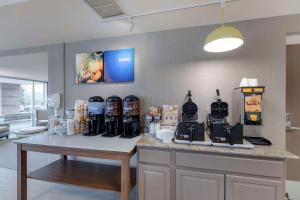 Set per la preparazione di tè e caffè presso Comfort Inn & Suites Boulder
