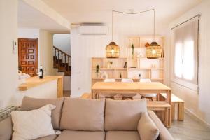 un soggiorno con un divano e un tavolo di Descubre Somontano a Torres de Alcanadre