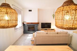 un soggiorno con un divano e una TV di Descubre Somontano a Torres de Alcanadre