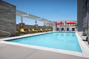 Bazén v ubytování Home2 Suites By Hilton Phoenix North Happy Valley nebo v jeho okolí